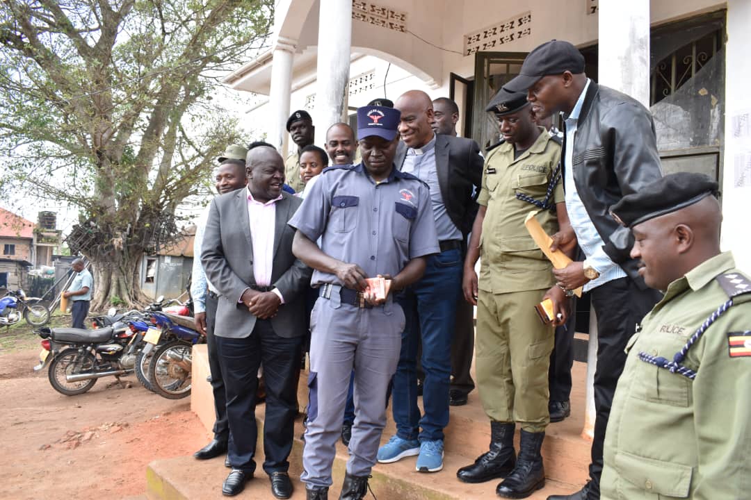 IGP Rewards Two Security Guards With UGX 500,000 Each for Rejecting Bribe in Cattle Theft Case